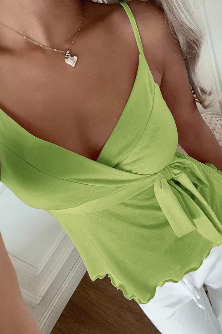 Top Carla in seta con scollo a V e orlo ondulato