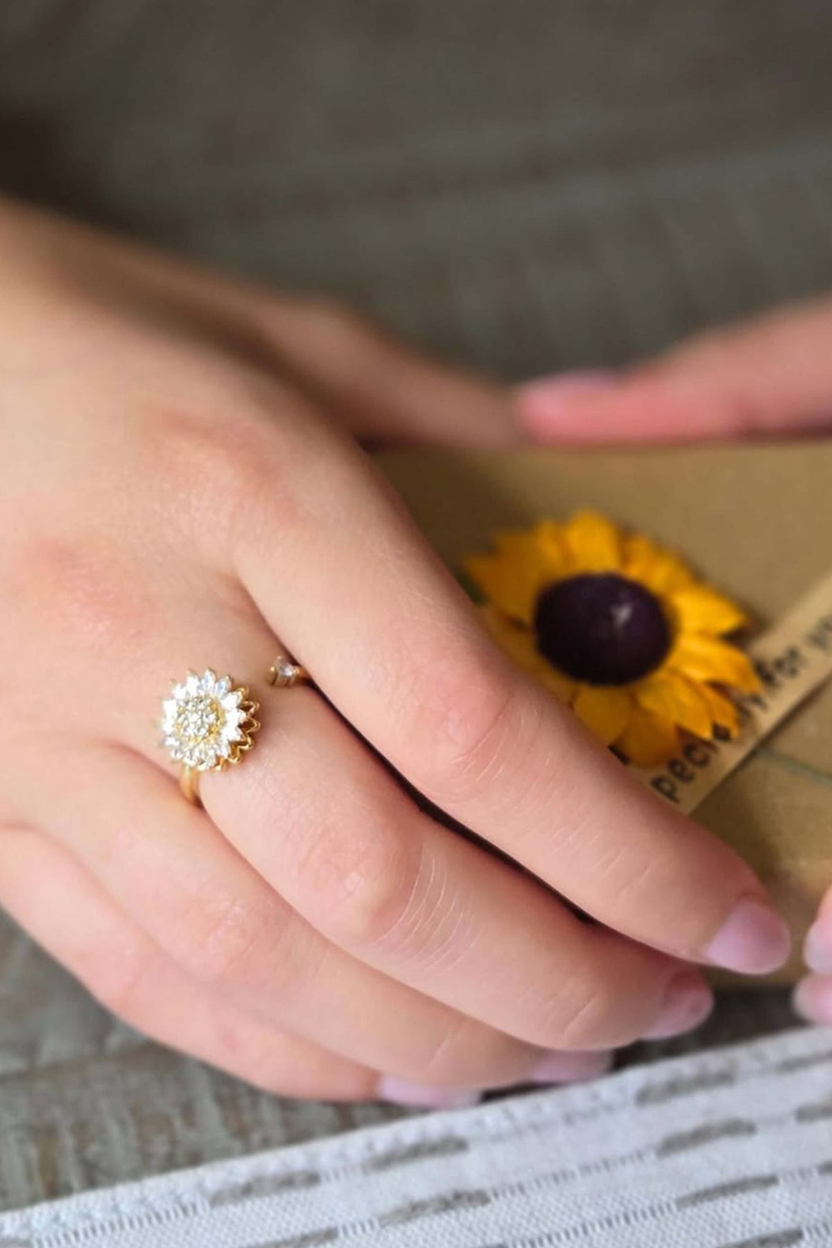 ZEYA - Flower Spinner Ring