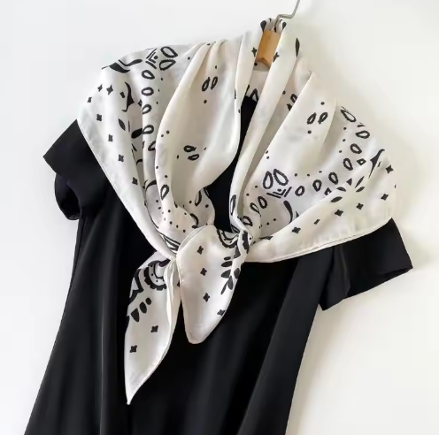 Reese Bandana Sciarpa in Maglia con Motivo Paisley