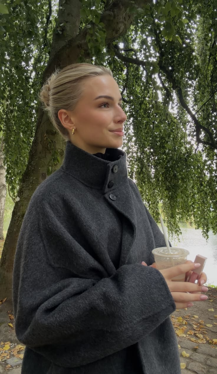 Cappotto lungo da donna con cintura e colletto alto Feline