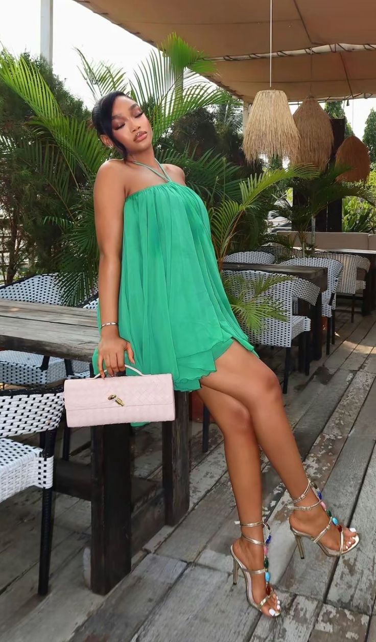 Yasmin miniabito halter con schiena scoperta