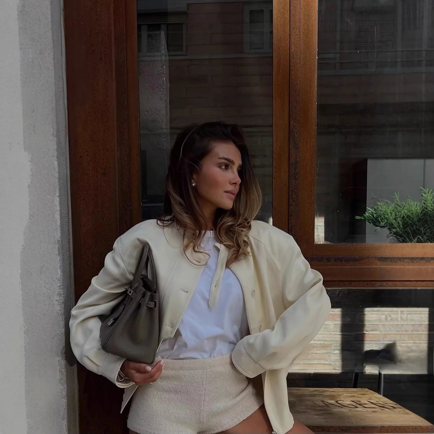 Naomi giacca con collo alla coreana e dettagli a bottoni