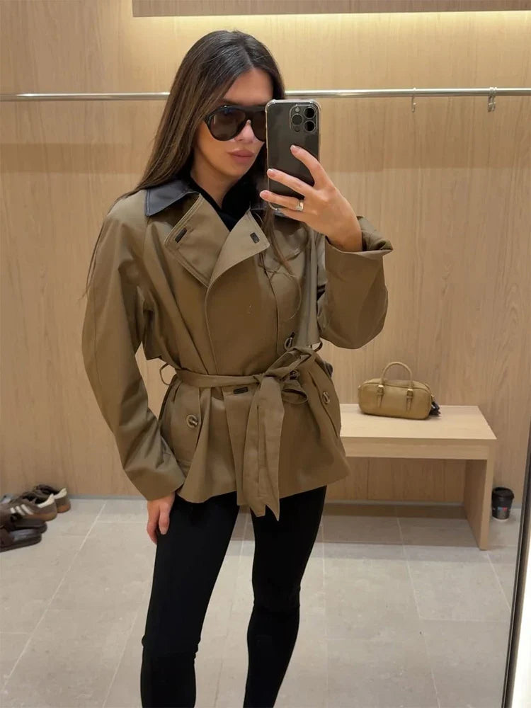 Mary Cappotto trench con colletto a contrasto e cintura