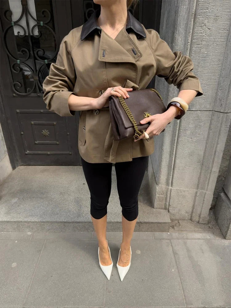 Mary Cappotto trench con colletto a contrasto e cintura