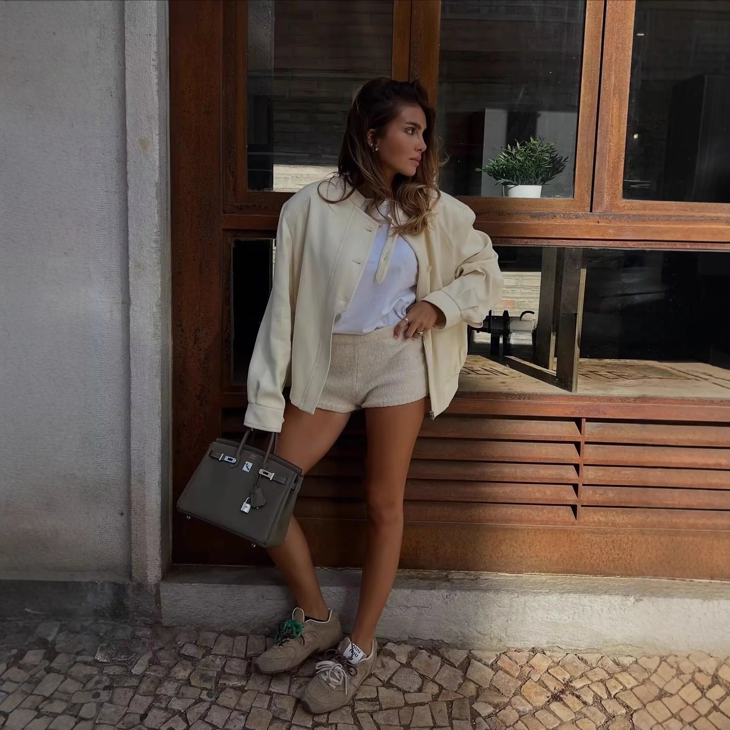 Naomi giacca con collo alla coreana e dettagli a bottoni