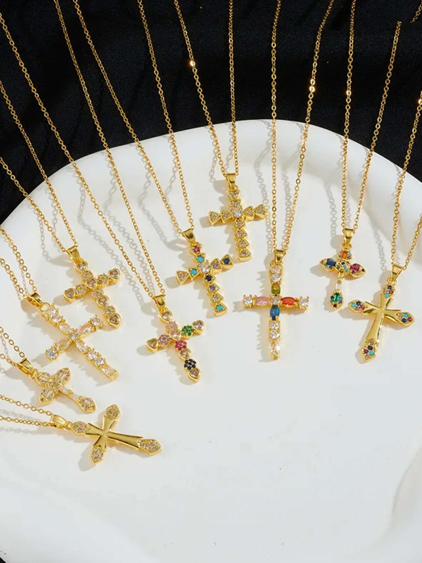 Collana con ciondolo a croce in zircone Lucy