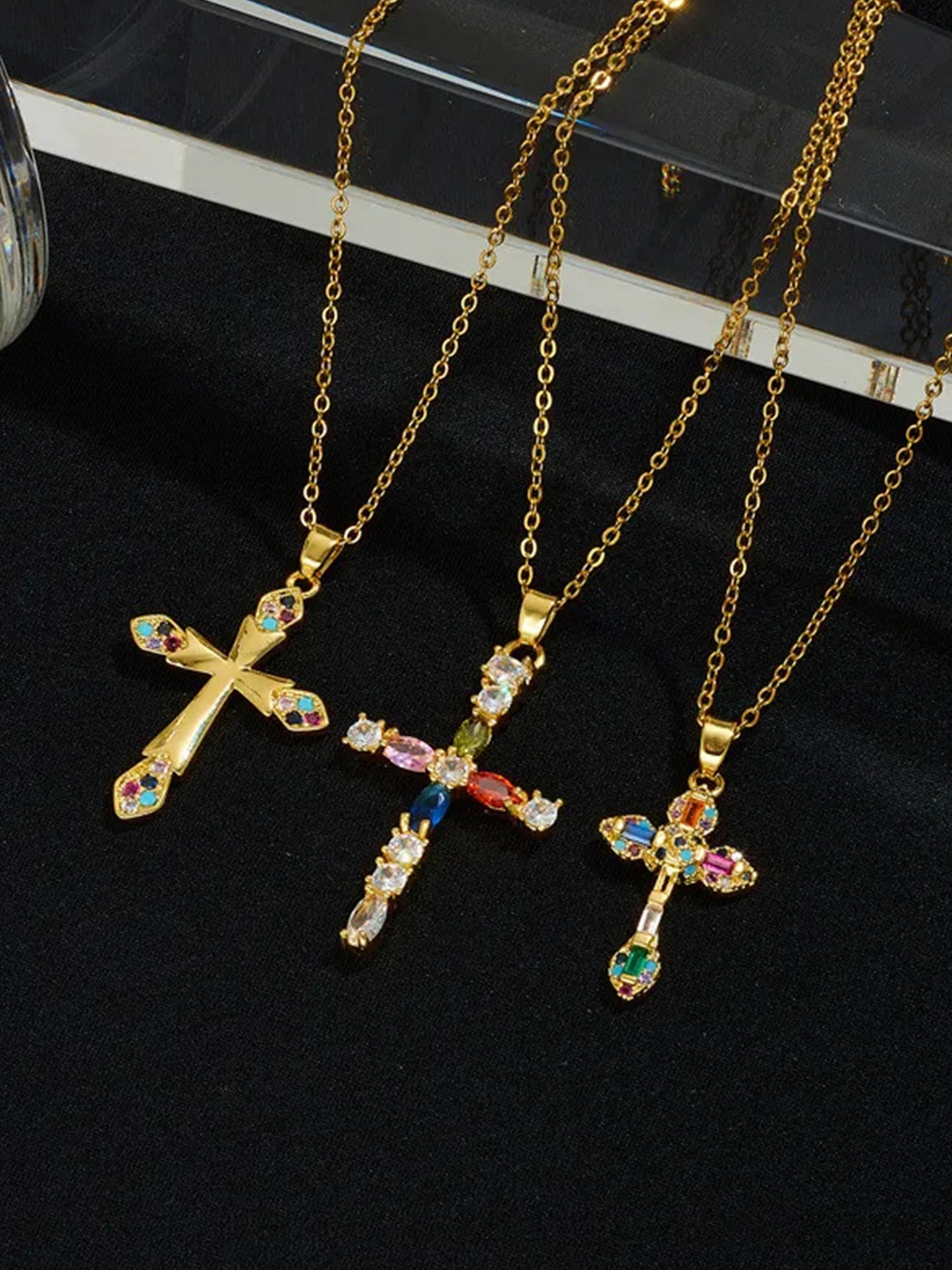 Collana con ciondolo a croce in zircone Lucy