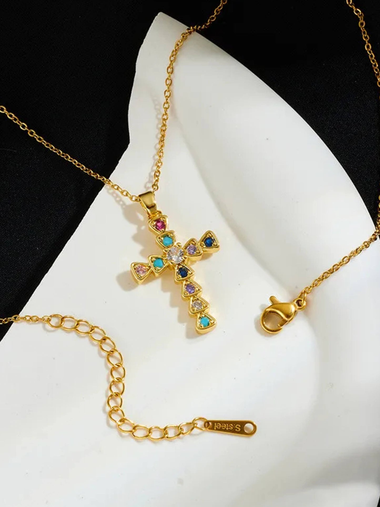 Collana con ciondolo a croce in zircone Lucy