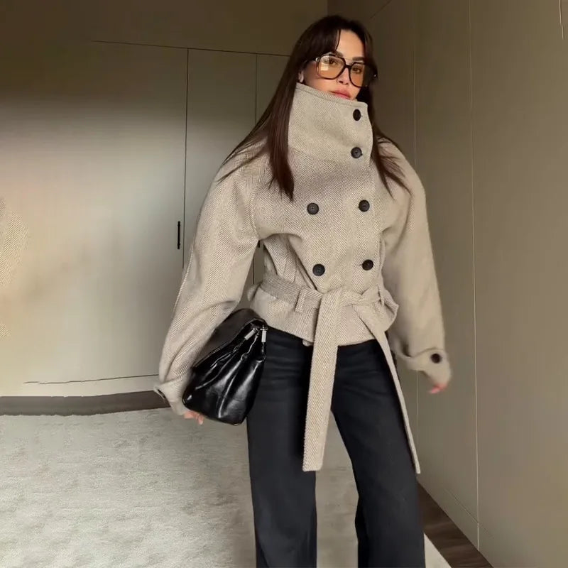 Cappotto Olivia con cintura e collo alto
