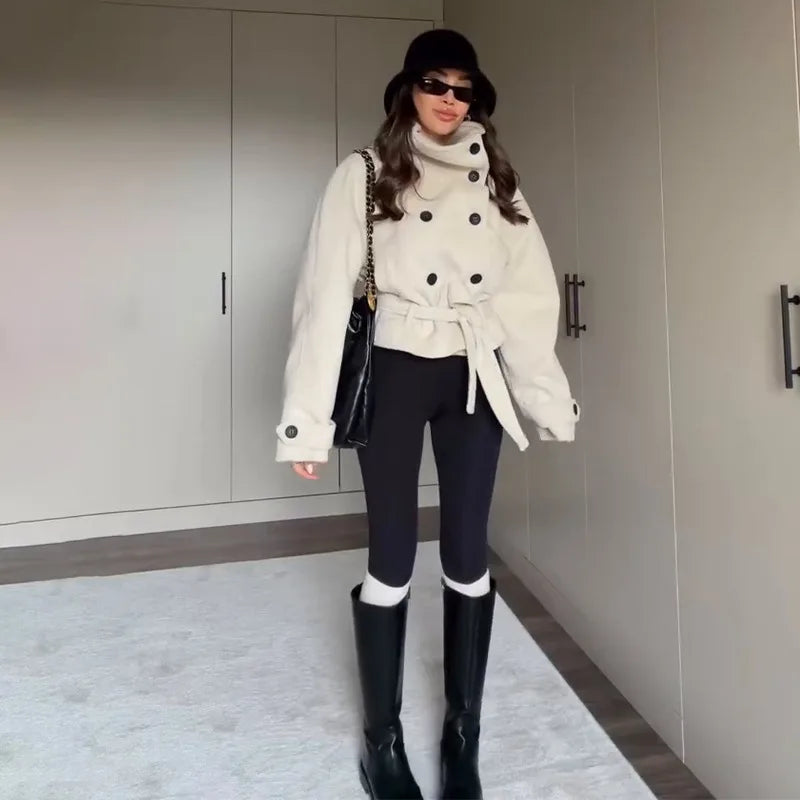 Cappotto Olivia con cintura e collo alto