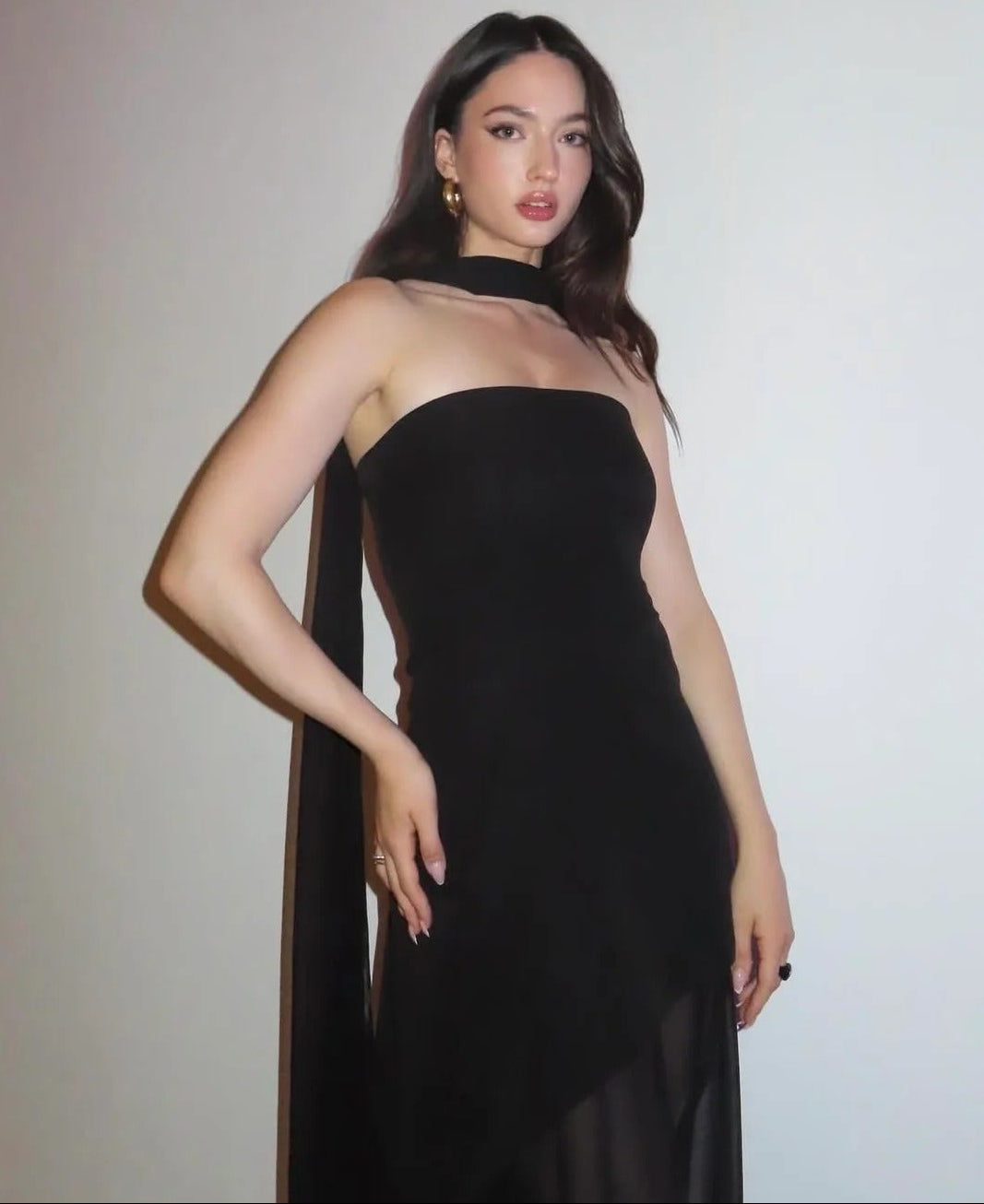 Sophia abito lungo asimmetrico trasparente
