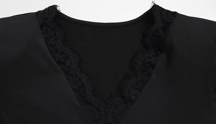 Mini abito Hilda aderente a maniche lunghe con bordo in pizzo