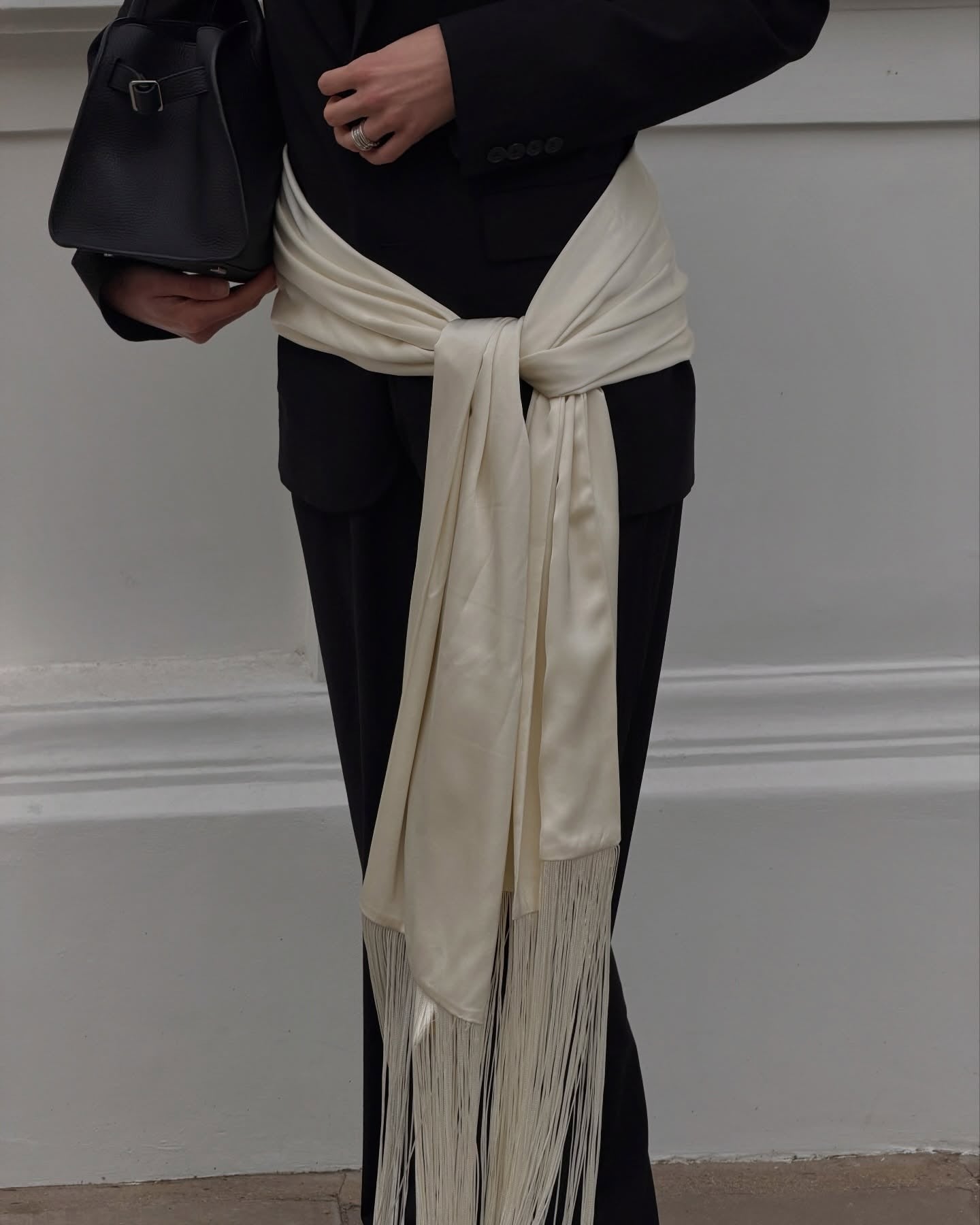 Amelie cintura foulard in raso con frange e nappine