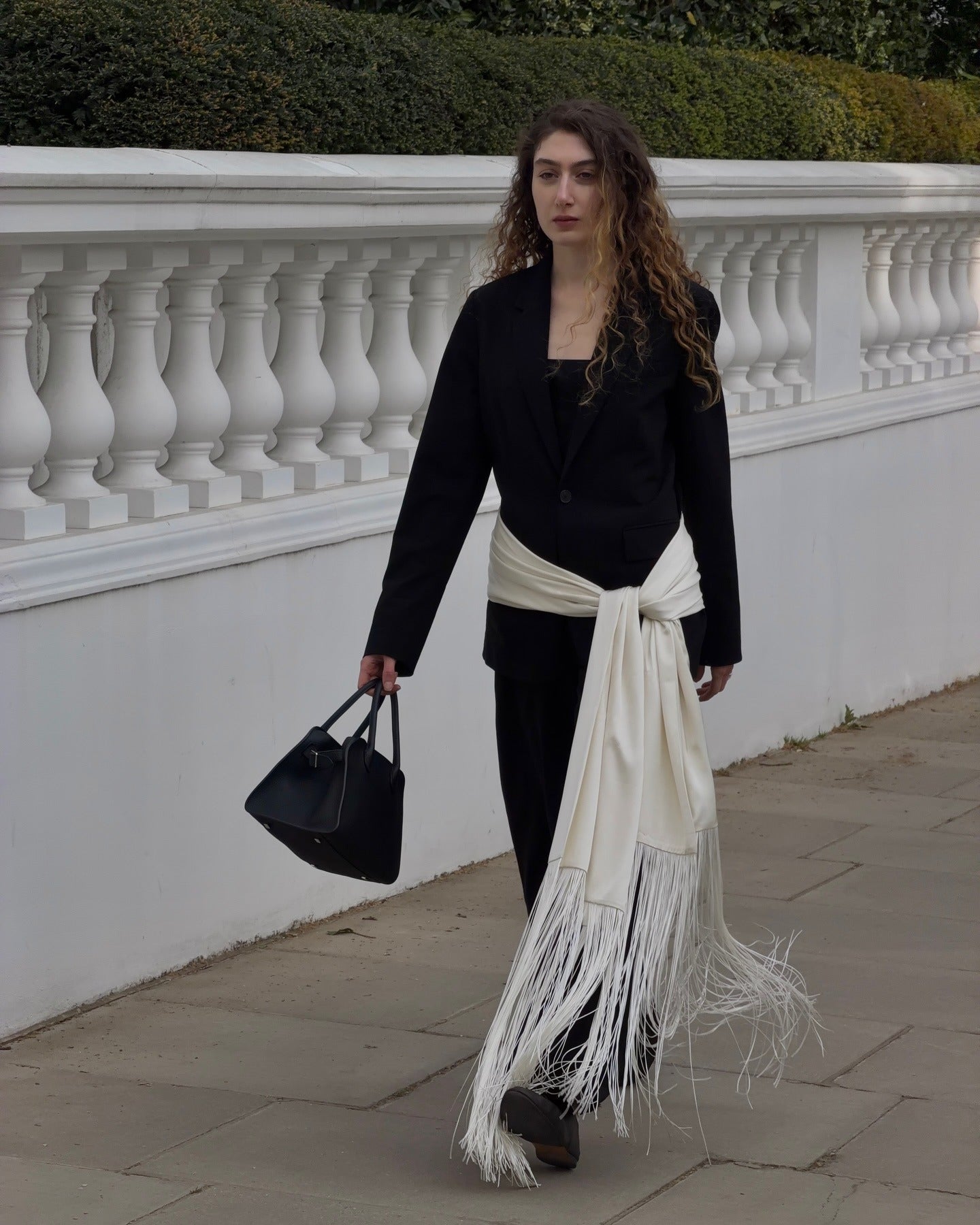 Amelie cintura foulard in raso con frange e nappine