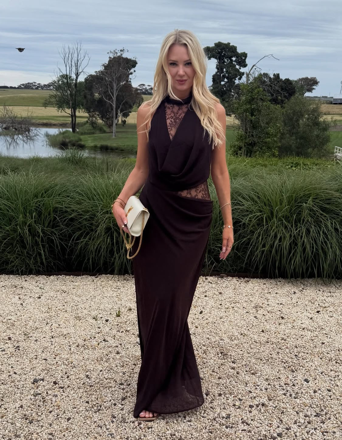 Abito maxi Sienna in pizzo con scollo halter