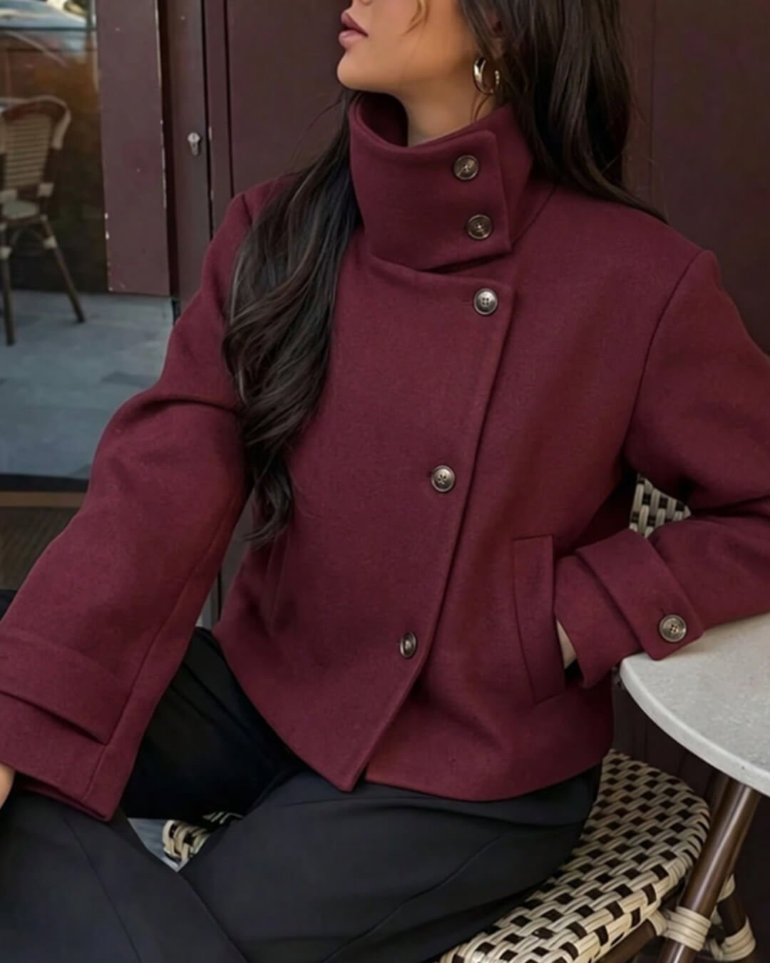 Cappotto Monica Rose con fibbia e collo alto