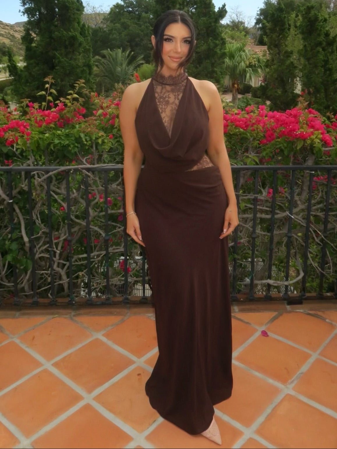 Abito maxi Sienna in pizzo con scollo halter