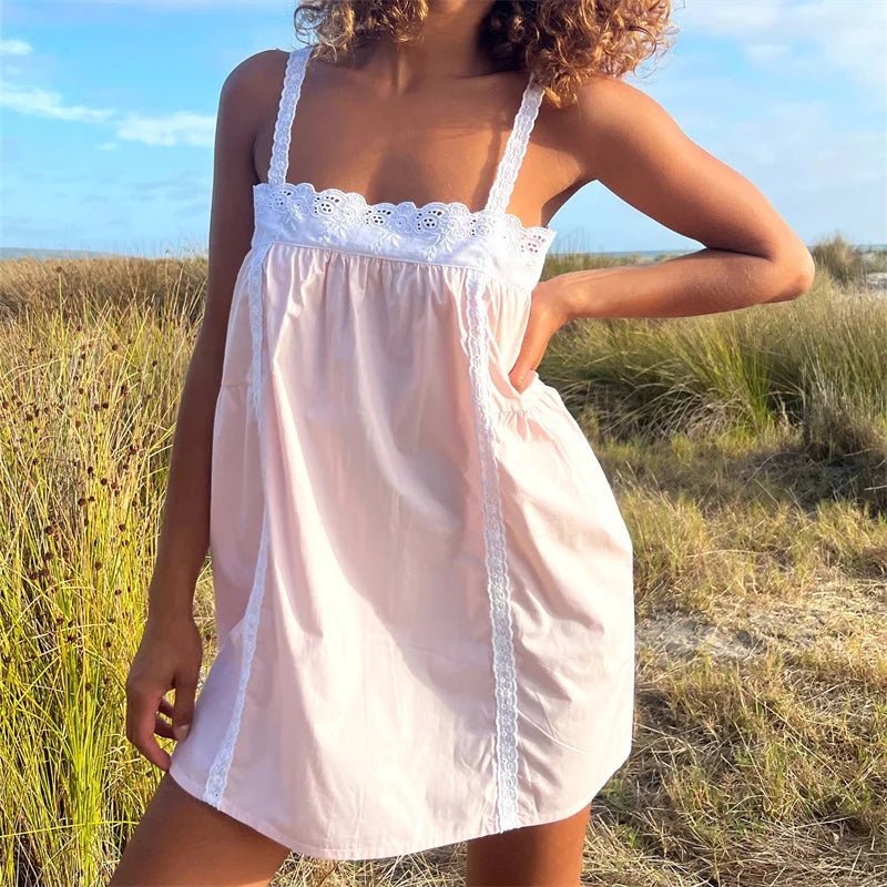 Abito mini Liora stile babydoll con rifinitura in pizzo