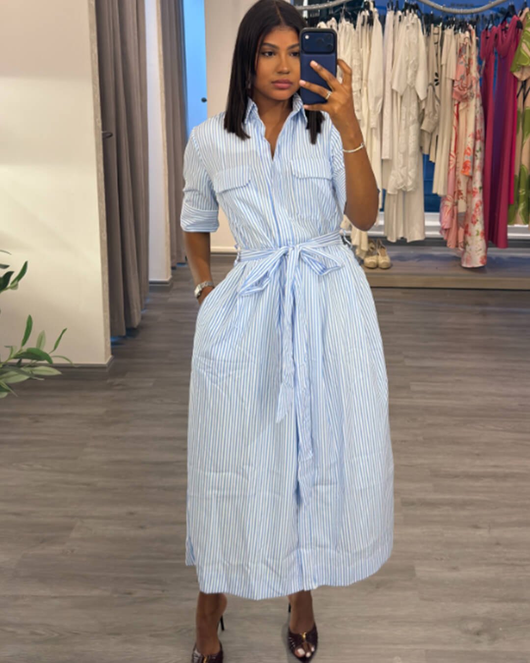 Abito maxi Winona a righe con colletto allacciato