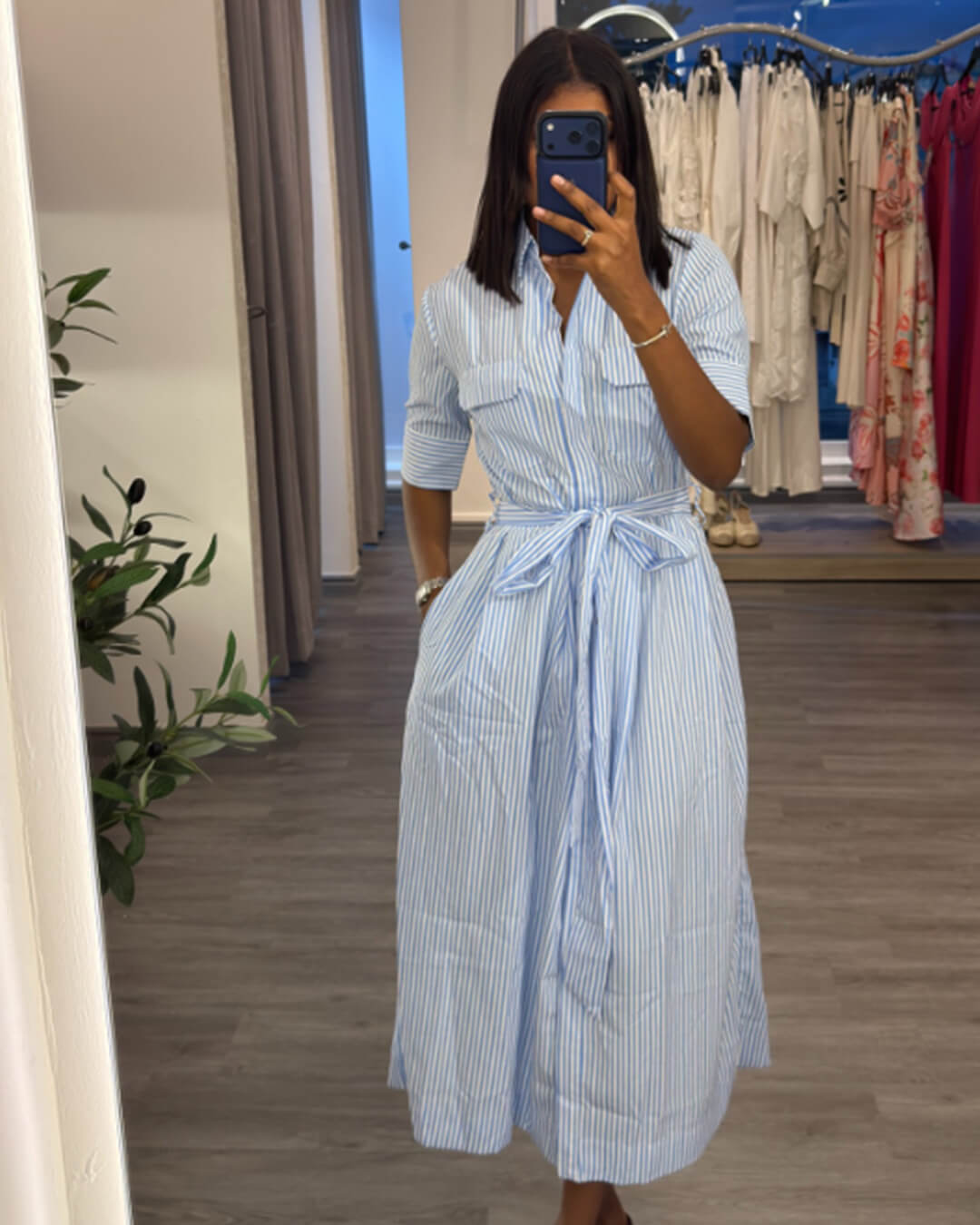 Abito maxi Winona a righe con colletto allacciato