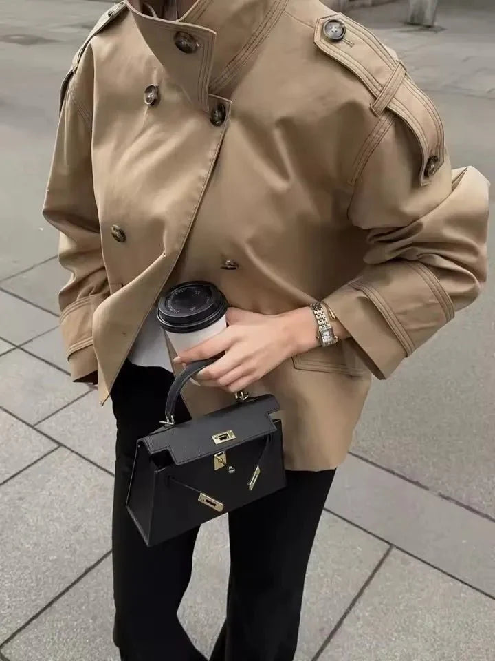 Trench corto Brynn con collo alla coreana