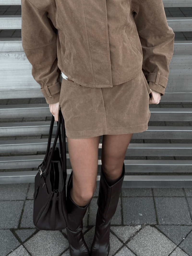 Completo Nicole in suede con giacca corta e gonna