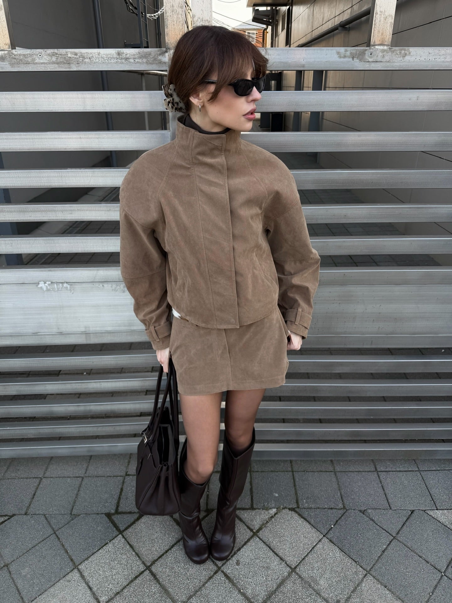 Completo Nicole in suede con giacca corta e gonna