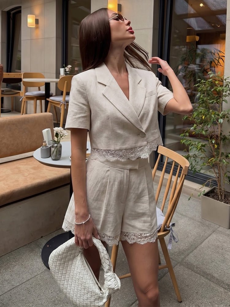 Margot dettaglio in pizzo. Completo corto due pezzi