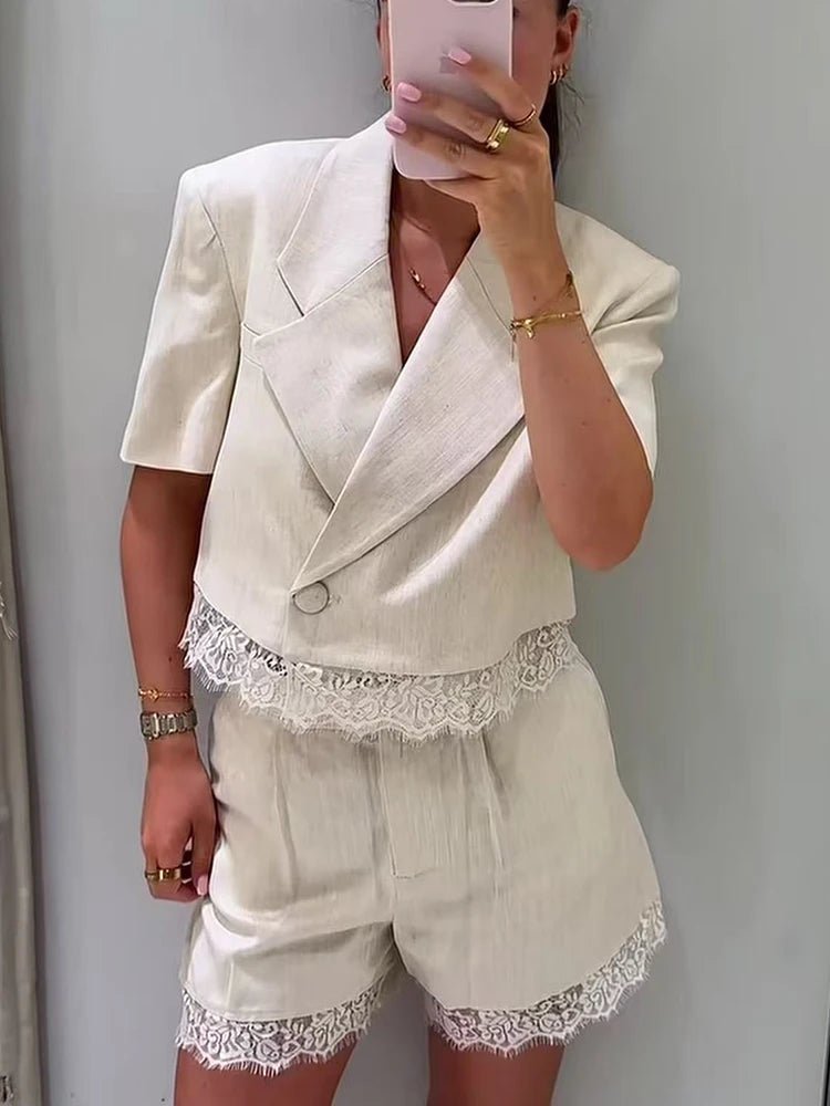 Margot dettaglio in pizzo. Completo corto due pezzi