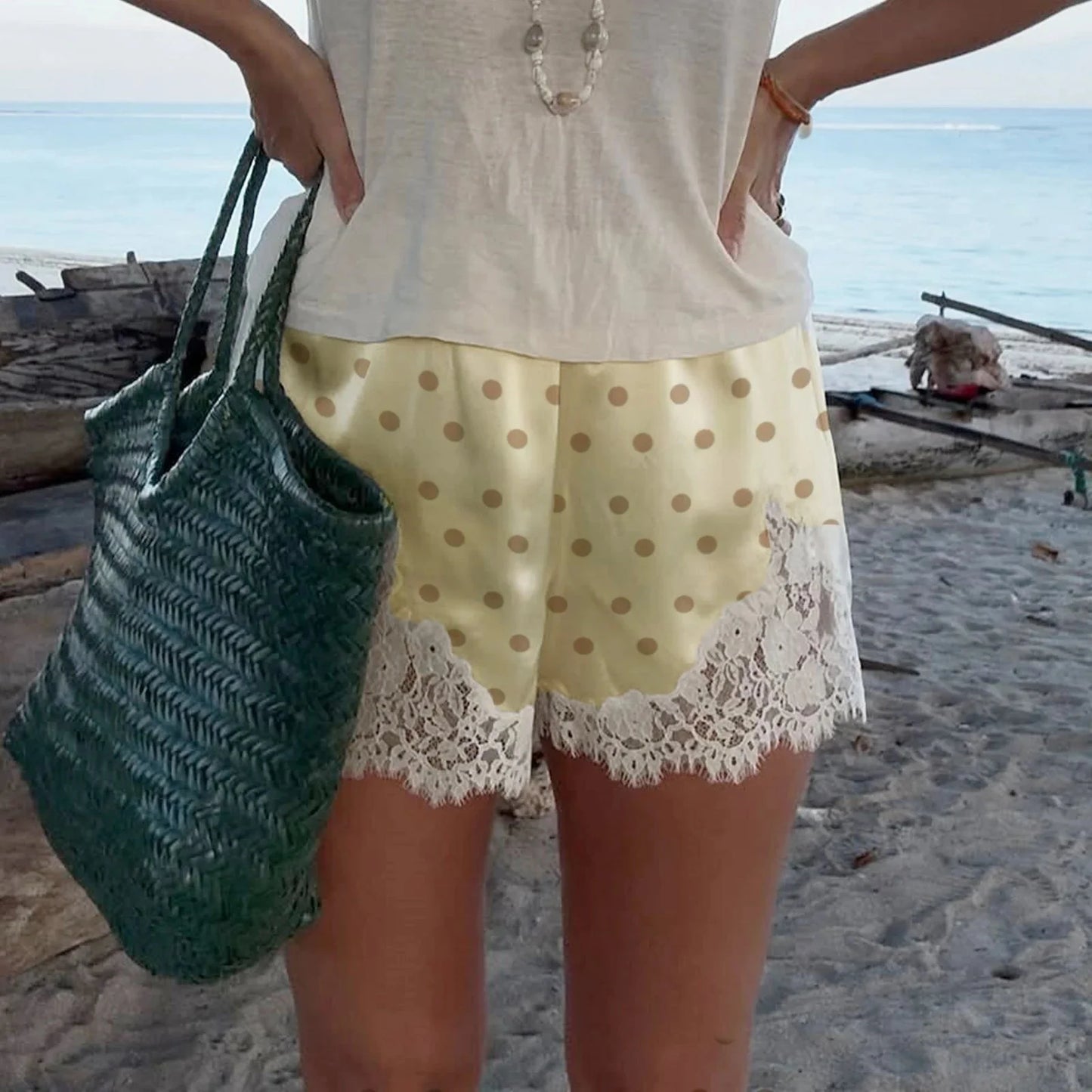 Natasha shorts a pois con bordo in pizzo