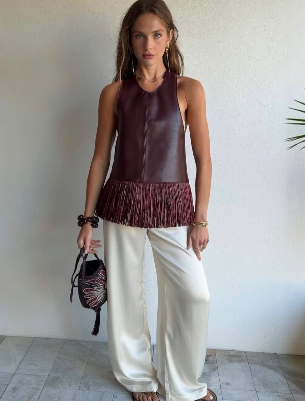 Top allacciato al collo con frange in ecopelle Gina