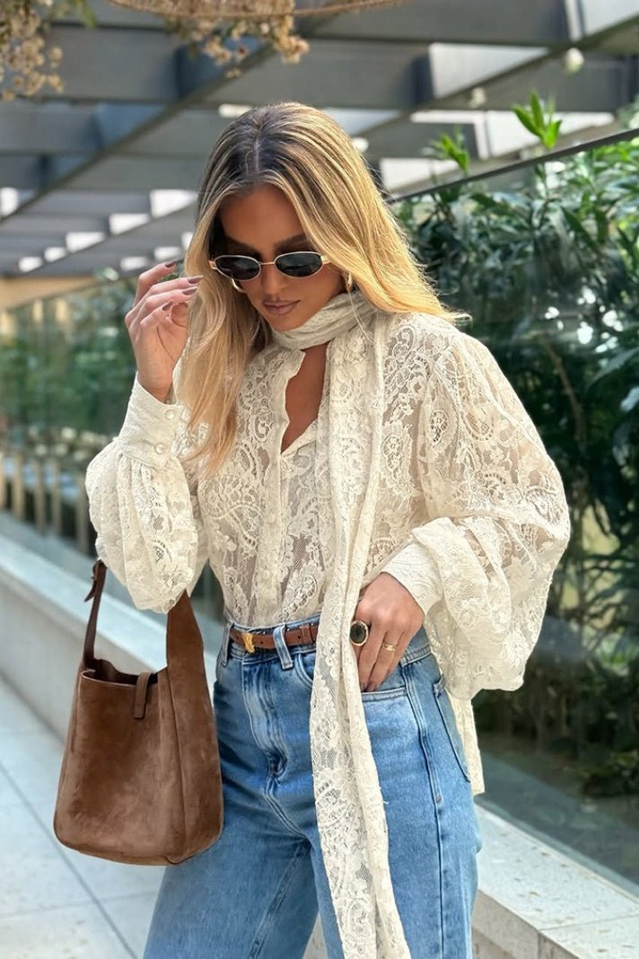 Blusa Sandrine in pizzo trasparente con laccetto