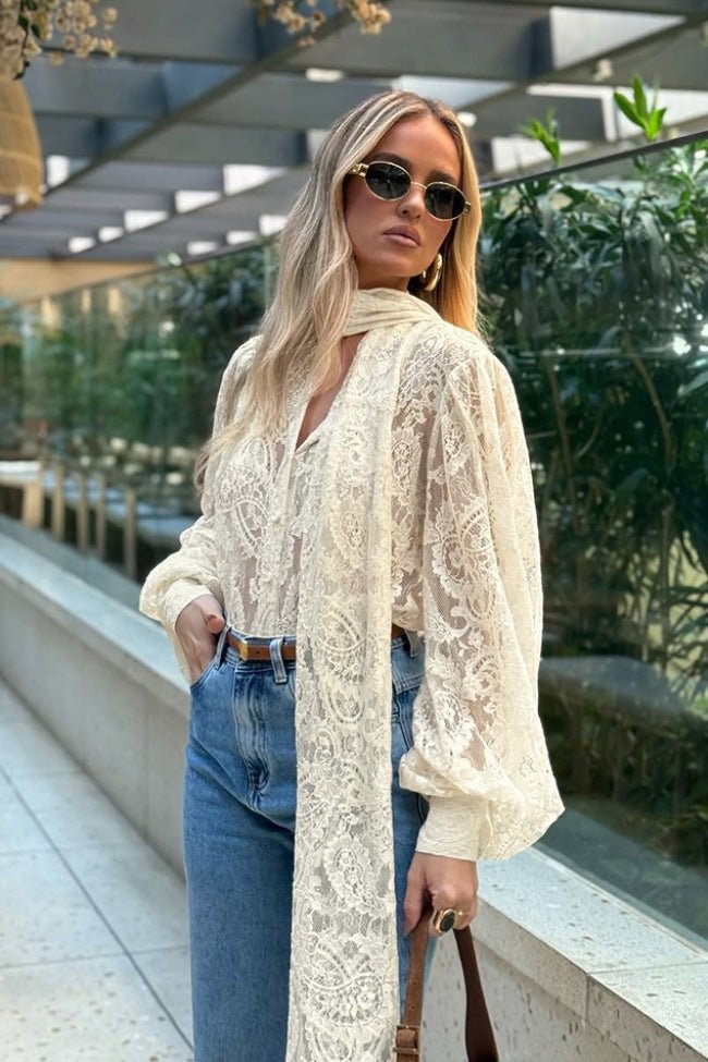 Blusa Sandrine in pizzo trasparente con laccetto