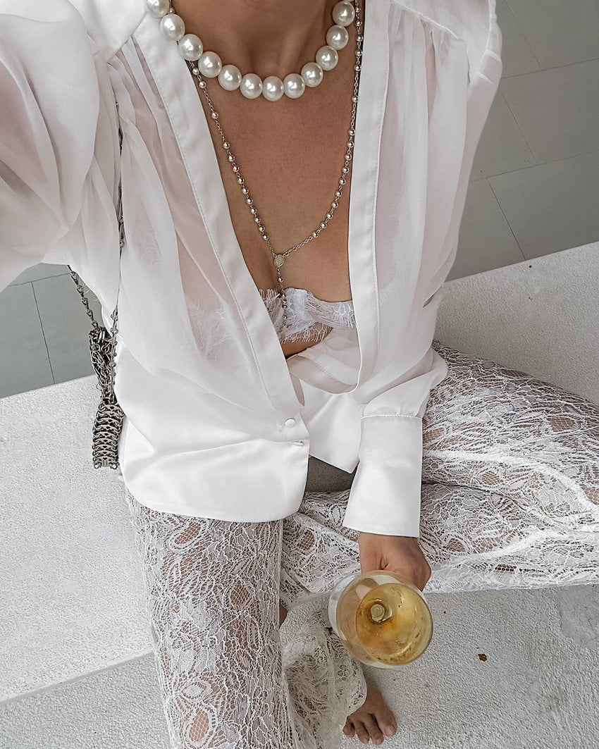 Blusa trasparente Lydia con bottoni e scollo profondo