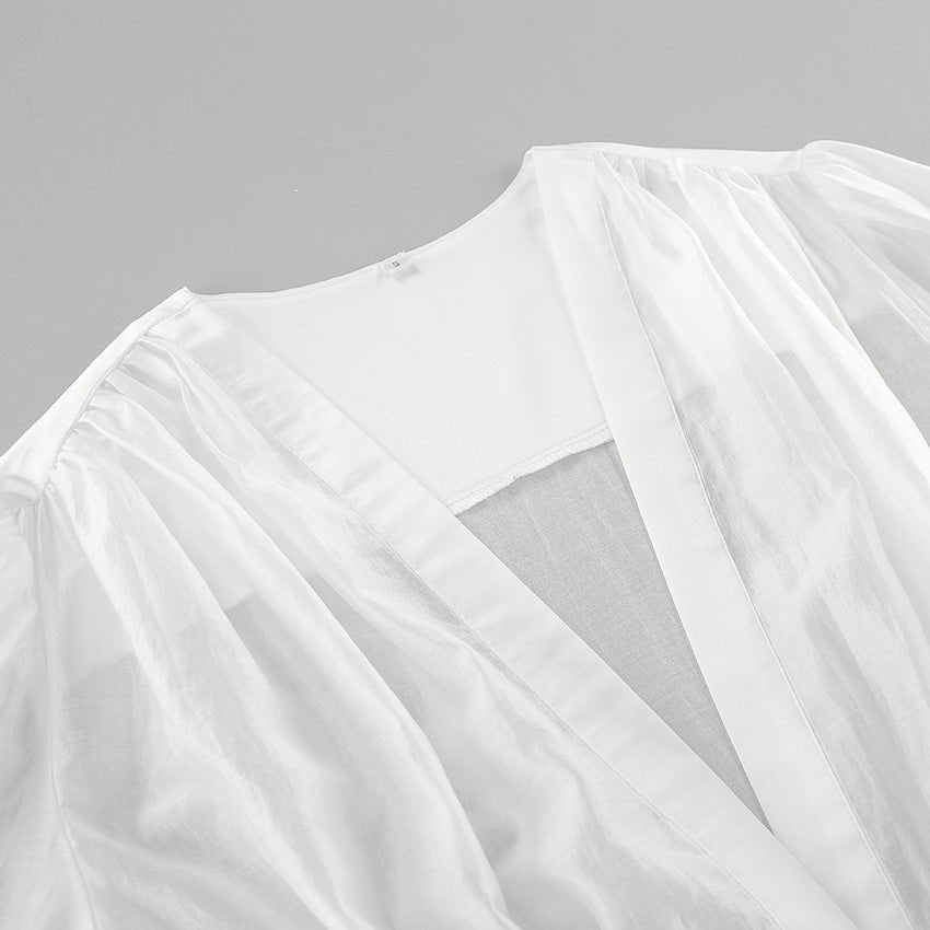 Blusa trasparente Lydia con bottoni e scollo profondo