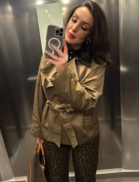 Mary Cappotto trench con colletto a contrasto e cintura