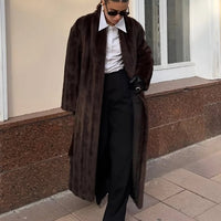 <h2>Cappotto in eco-pelliccia elegante e caldo</h2>
<p>Il Alicia Lace Up Faux Fur Maxi Coat è un'aggiunta elegante e confortevole a qualsiasi guardaroba invernale. Con una texture morbida e vaporosa e una vestibilità ampia e rilassata, questo cappotto gar