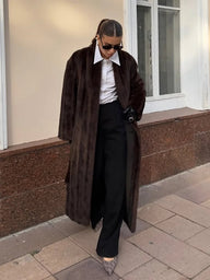 <h2>Cappotto in eco-pelliccia elegante e caldo</h2>
<p>Il Alicia Lace Up Faux Fur Maxi Coat è un'aggiunta elegante e confortevole a qualsiasi guardaroba invernale. Con una texture morbida e vaporosa e una vestibilità ampia e rilassata, questo cappotto gar