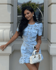Mini abito in pizzo floreale in azzurro