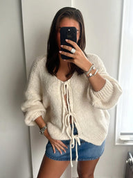 Cardigan lavorato a maglia Emma con fiocco