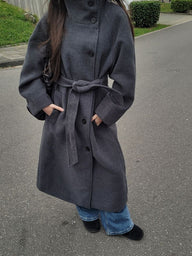 Cappotto lungo da donna con cintura e colletto alto Feline