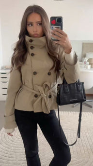 Kiarra Trench Crop con Collo Alto