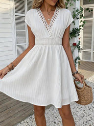 Abito aderente Lorelei in pizzo francese con scollo a V