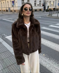 Cappotto corto Maddie con colletto in eco pelliccia
