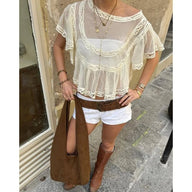Blusa corta Maia in chiffon leggero con bordo in pizzo
