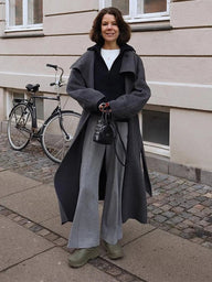 Cappotto lungo Meryl con cintura e colletto alto