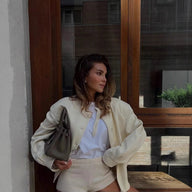 Naomi giacca con collo alla coreana e dettagli a bottoni