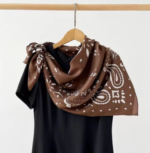 Reese Bandana Sciarpa in Maglia con Motivo Paisley