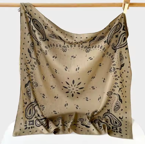 Reese Bandana Sciarpa in Maglia con Motivo Paisley