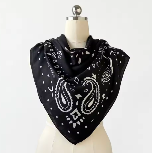 Reese Bandana Sciarpa in Maglia con Motivo Paisley